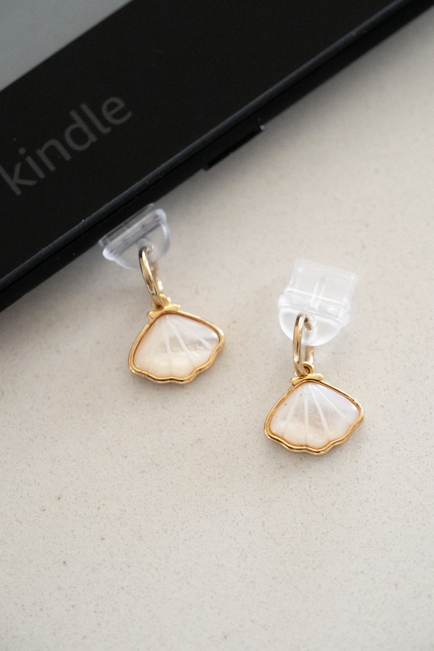 Gilded Seashell Kindle Dust Plug Charm