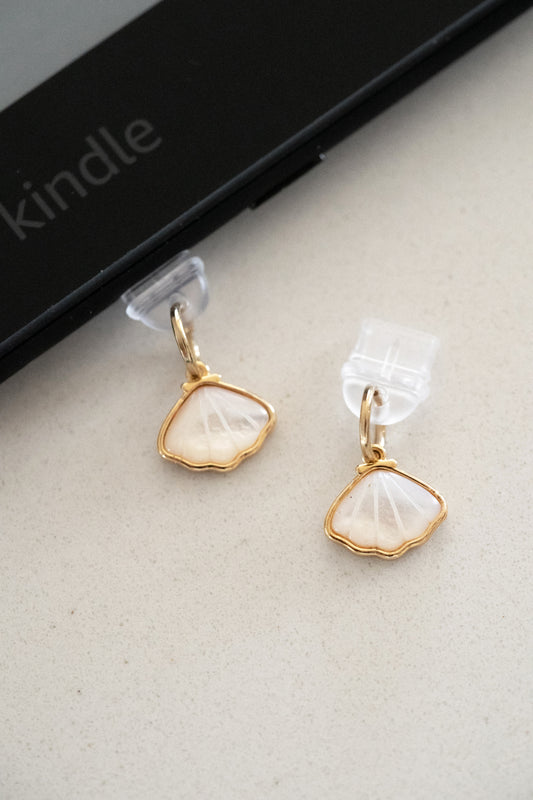 Gilded Seashell Kindle Dust Plug Charm